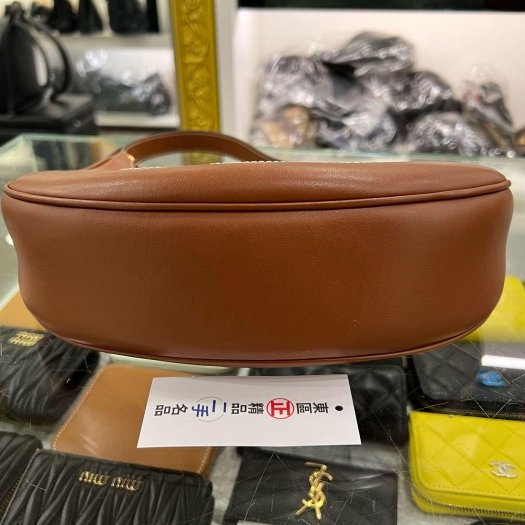 東區正精品㊣CELINE Ava 焦糖色皮革刺繡LOGO金釦腋下包彎月包肩背包 RZ6278-4