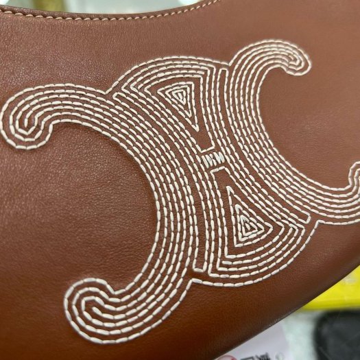 東區正精品㊣CELINE Ava 焦糖色皮革刺繡LOGO金釦腋下包彎月包肩背包 RZ6278-5