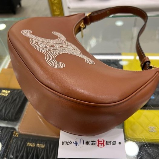東區正精品㊣CELINE Ava 焦糖色皮革刺繡LOGO金釦腋下包彎月包肩背包 RZ6278-6