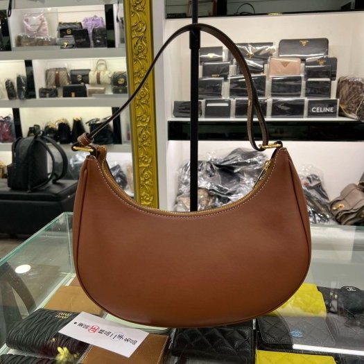 東區正精品㊣CELINE Ava 焦糖色皮革刺繡LOGO金釦腋下包彎月包肩背包 RZ6278-7