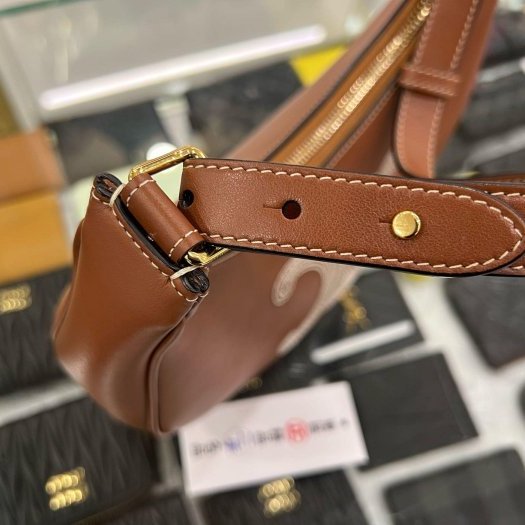 東區正精品㊣CELINE Ava 焦糖色皮革刺繡LOGO金釦腋下包彎月包肩背包 RZ6278-8