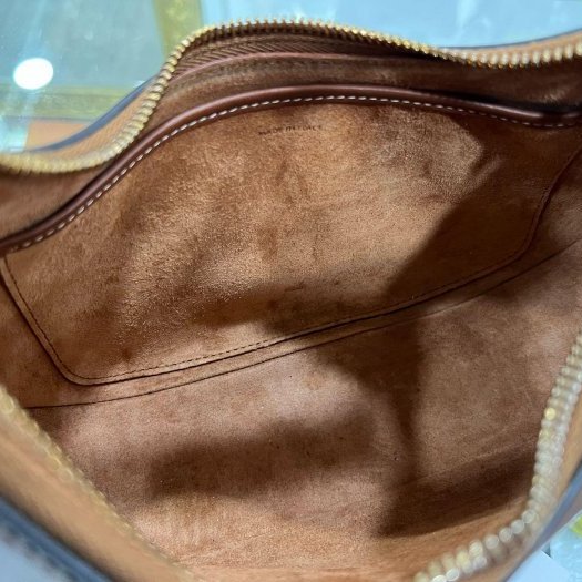 東區正精品㊣CELINE Ava 焦糖色皮革刺繡LOGO金釦腋下包彎月包肩背包 RZ6278-10