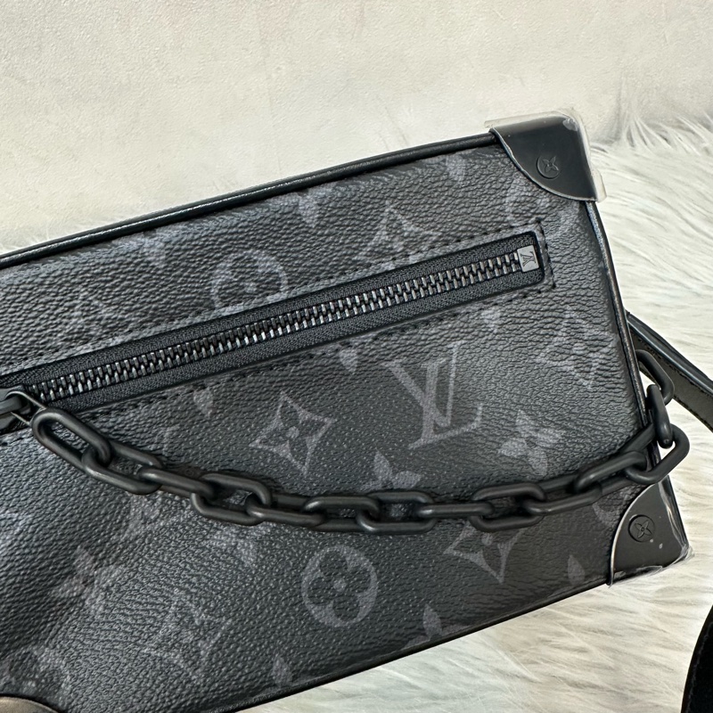 LV m44735 黑色老花黑釦mini soft trunk 軟盒子-35