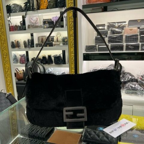 東區正精品㊣FENDI 黑色絨毛黑釦經典款法棍包手提包肩背包麻將包 RZ6278