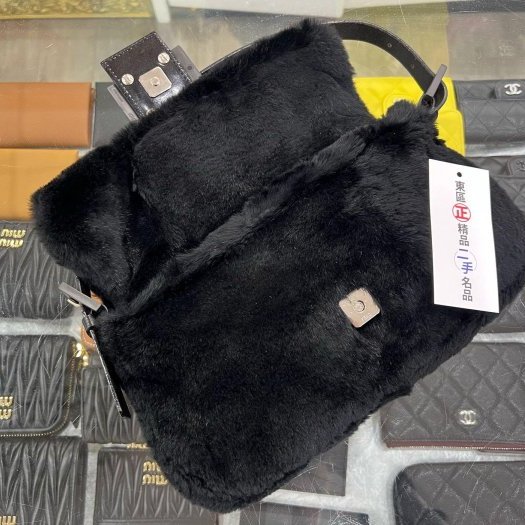 東區正精品㊣FENDI 黑色絨毛黑釦經典款法棍包手提包肩背包麻將包 RZ6278-2