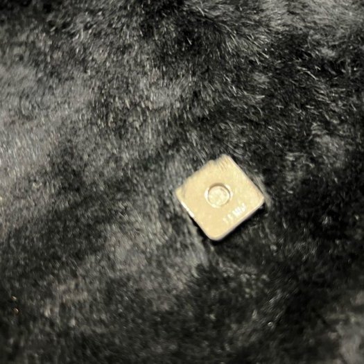 東區正精品㊣FENDI 黑色絨毛黑釦經典款法棍包手提包肩背包麻將包 RZ6278-3