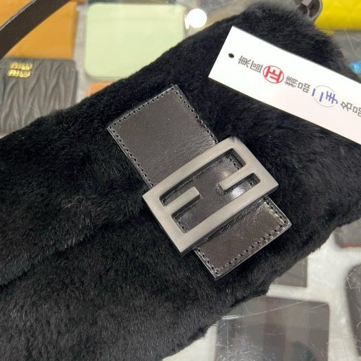 東區正精品㊣FENDI 黑色絨毛黑釦經典款法棍包手提包肩背包麻將包 RZ6278-4