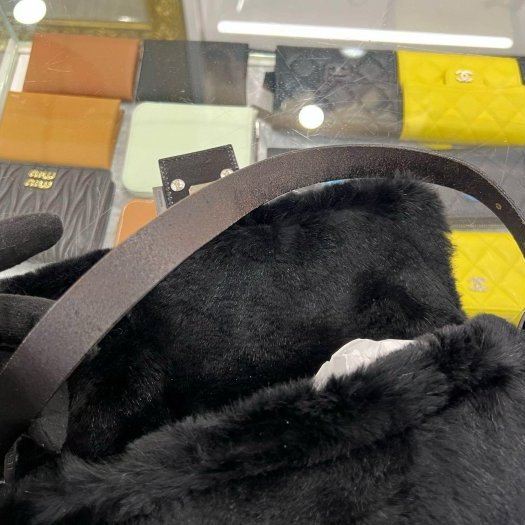 東區正精品㊣FENDI 黑色絨毛黑釦經典款法棍包手提包肩背包麻將包 RZ6278-5