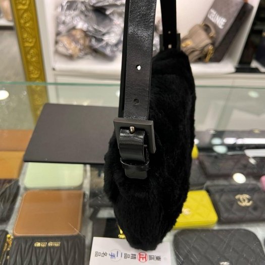 東區正精品㊣FENDI 黑色絨毛黑釦經典款法棍包手提包肩背包麻將包 RZ6278-6