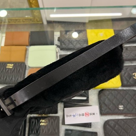 東區正精品㊣FENDI 黑色絨毛黑釦經典款法棍包手提包肩背包麻將包 RZ6278-7