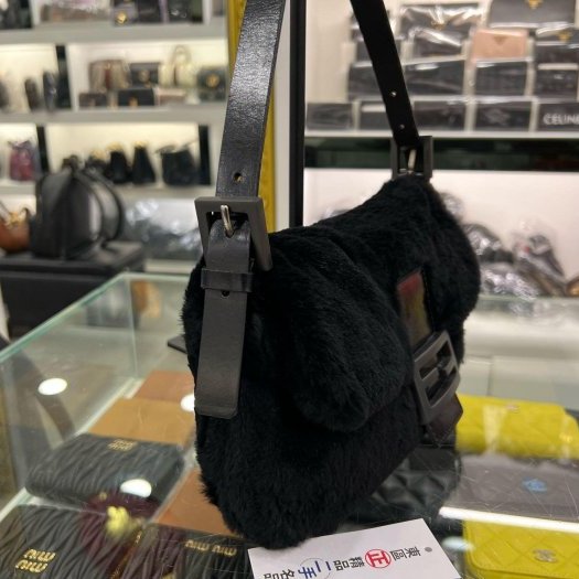 東區正精品㊣FENDI 黑色絨毛黑釦經典款法棍包手提包肩背包麻將包 RZ6278-8