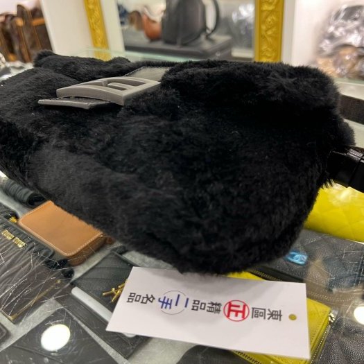 東區正精品㊣FENDI 黑色絨毛黑釦經典款法棍包手提包肩背包麻將包 RZ6278-12