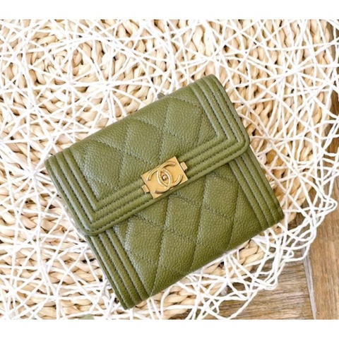 激甜價熱賣款✨香奈兒CHANEL 抹茶綠荔枝牛皮菱格 BOY內裡草莓粉紅金釦三折短夾