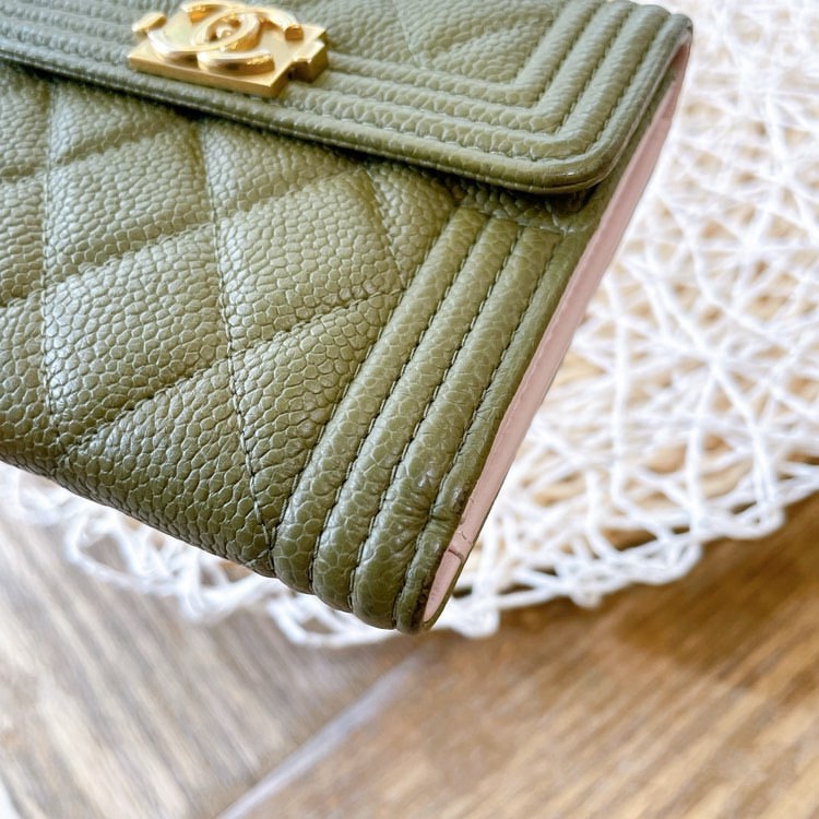 激甜價熱賣款✨香奈兒CHANEL 抹茶綠荔枝牛皮菱格 BOY內裡草莓粉紅金釦三折短夾-2