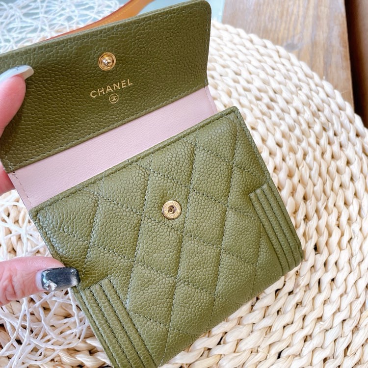 激甜價熱賣款✨香奈兒CHANEL 抹茶綠荔枝牛皮菱格 BOY內裡草莓粉紅金釦三折短夾-3