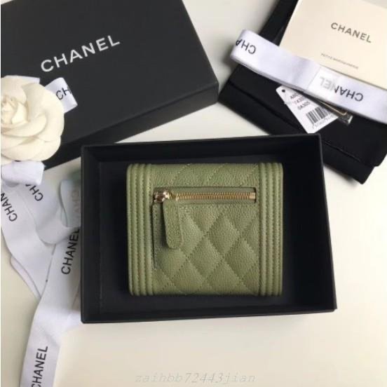 激甜價熱賣款✨香奈兒CHANEL 抹茶綠荔枝牛皮菱格 BOY內裡草莓粉紅金釦三折短夾-4