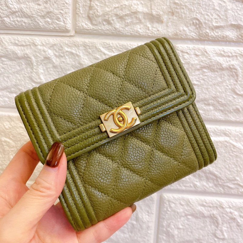 激甜價熱賣款✨香奈兒CHANEL 抹茶綠荔枝牛皮菱格 BOY內裡草莓粉紅金釦三折短夾-5