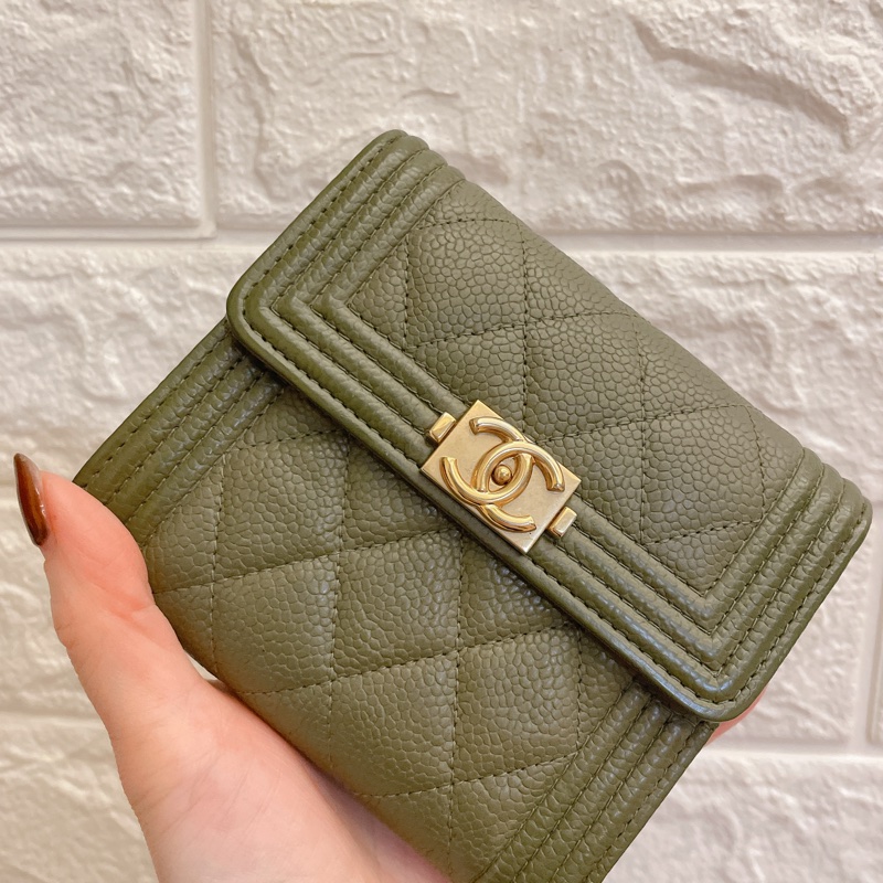 激甜價熱賣款✨香奈兒CHANEL 抹茶綠荔枝牛皮菱格 BOY內裡草莓粉紅金釦三折短夾-9