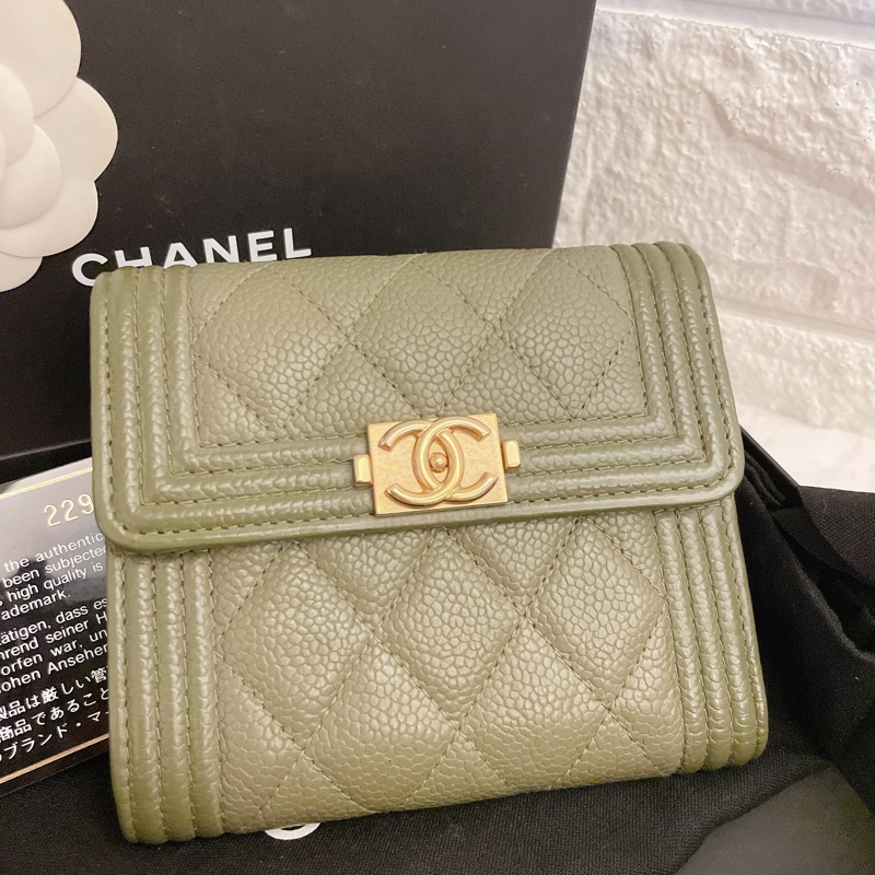 激甜價熱賣款✨香奈兒CHANEL 抹茶綠荔枝牛皮菱格 BOY內裡草莓粉紅金釦三折短夾-10