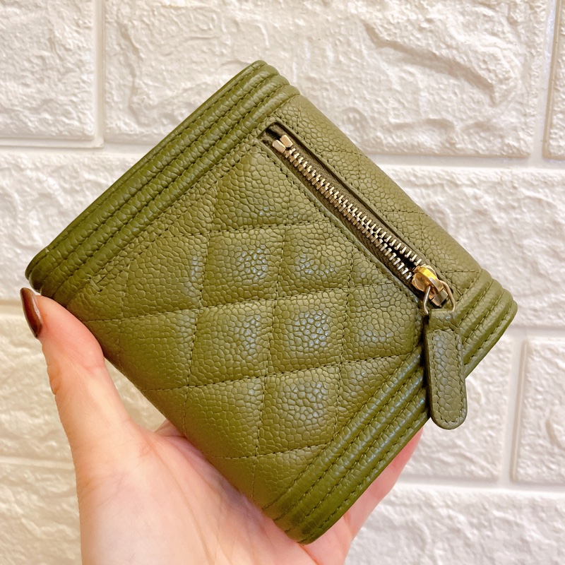 激甜價熱賣款✨香奈兒CHANEL 抹茶綠荔枝牛皮菱格 BOY內裡草莓粉紅金釦三折短夾-11