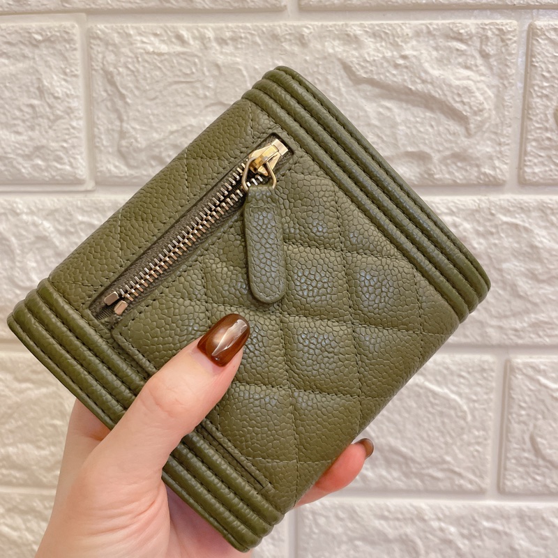 激甜價熱賣款✨香奈兒CHANEL 抹茶綠荔枝牛皮菱格 BOY內裡草莓粉紅金釦三折短夾-12