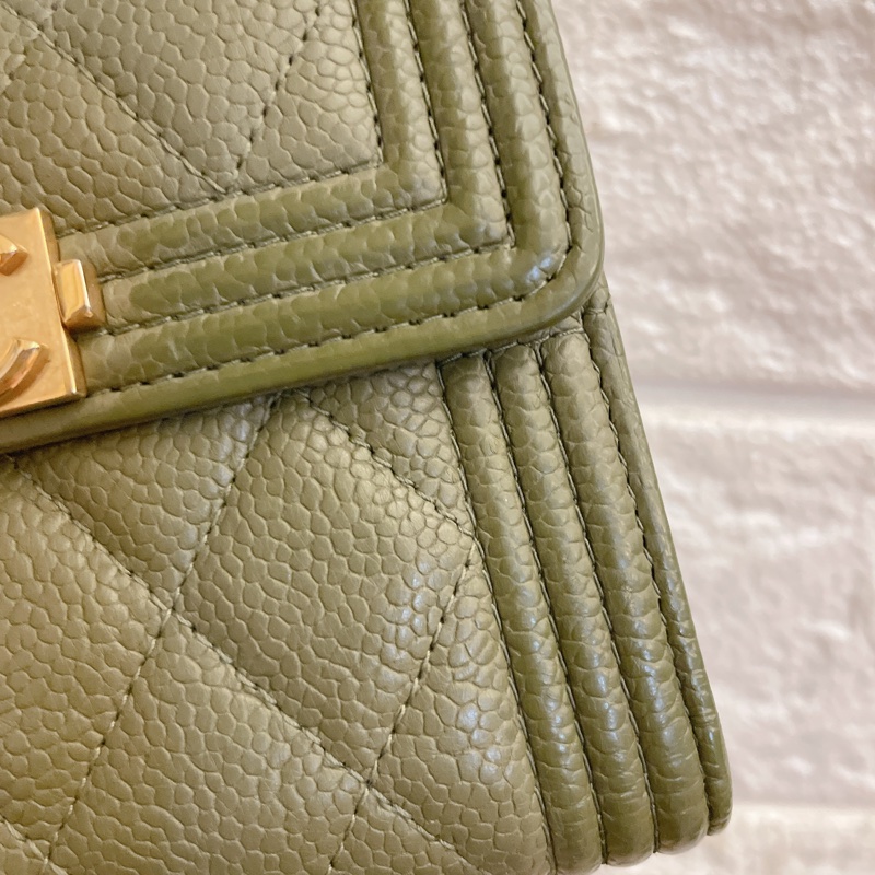 激甜價熱賣款✨香奈兒CHANEL 抹茶綠荔枝牛皮菱格 BOY內裡草莓粉紅金釦三折短夾-13