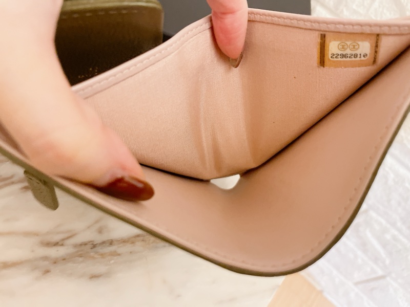 激甜價熱賣款✨香奈兒CHANEL 抹茶綠荔枝牛皮菱格 BOY內裡草莓粉紅金釦三折短夾-14