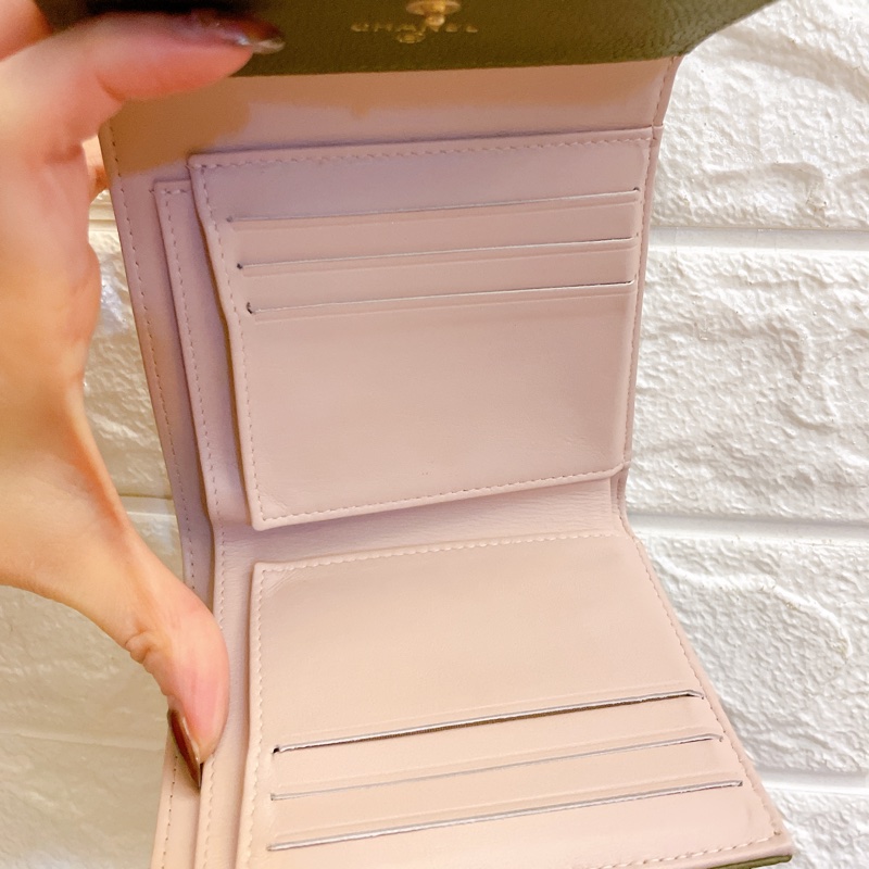 激甜價熱賣款✨香奈兒CHANEL 抹茶綠荔枝牛皮菱格 BOY內裡草莓粉紅金釦三折短夾-17