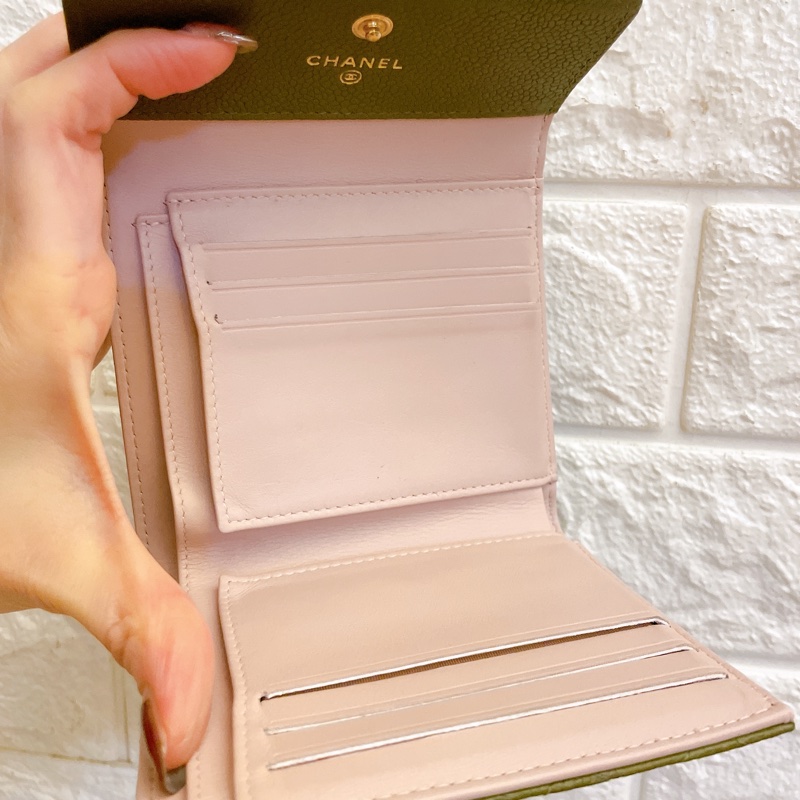 激甜價熱賣款✨香奈兒CHANEL 抹茶綠荔枝牛皮菱格 BOY內裡草莓粉紅金釦三折短夾-18