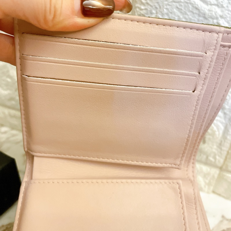 激甜價熱賣款✨香奈兒CHANEL 抹茶綠荔枝牛皮菱格 BOY內裡草莓粉紅金釦三折短夾-19