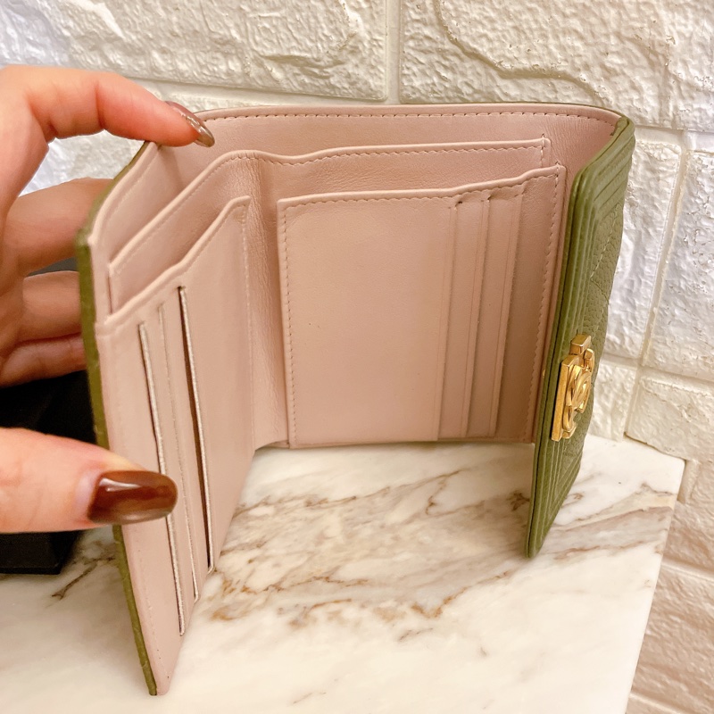 激甜價熱賣款✨香奈兒CHANEL 抹茶綠荔枝牛皮菱格 BOY內裡草莓粉紅金釦三折短夾-20