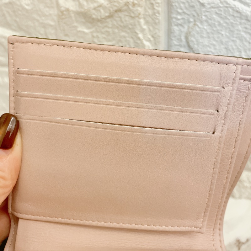 激甜價熱賣款✨香奈兒CHANEL 抹茶綠荔枝牛皮菱格 BOY內裡草莓粉紅金釦三折短夾-21