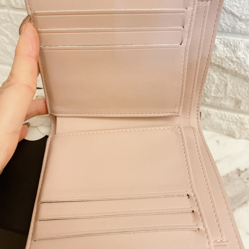 激甜價熱賣款✨香奈兒CHANEL 抹茶綠荔枝牛皮菱格 BOY內裡草莓粉紅金釦三折短夾-22