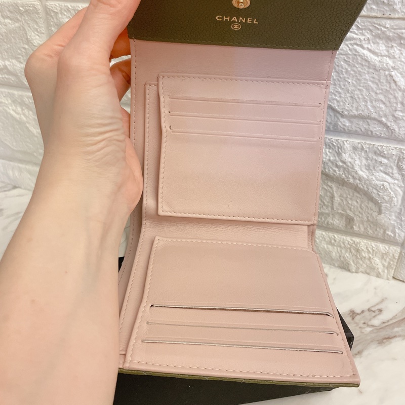 激甜價熱賣款✨香奈兒CHANEL 抹茶綠荔枝牛皮菱格 BOY內裡草莓粉紅金釦三折短夾-23