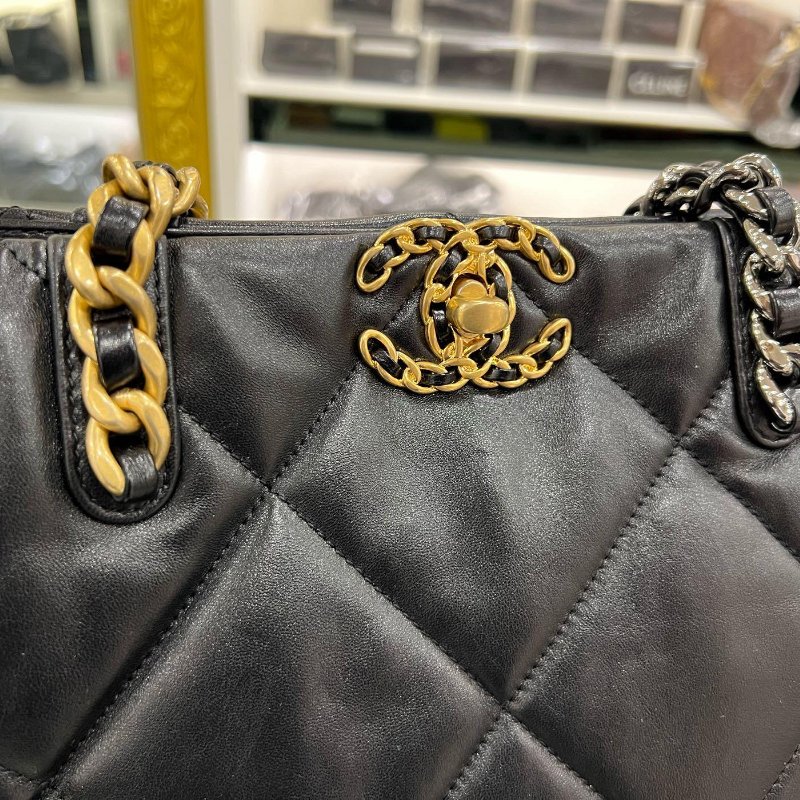 東區正精品㊣CHANEL 19 AS3519 香奈兒黑色大菱格紋小羊皮金銀鍊直式肩背包 RZ6286-1