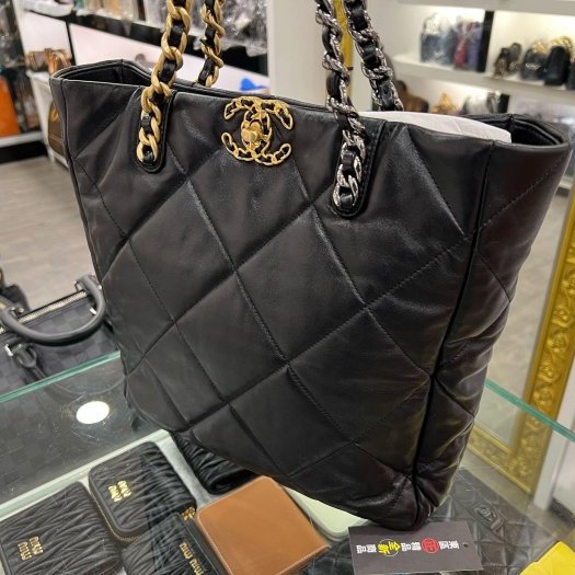 東區正精品㊣CHANEL 19 AS3519 香奈兒黑色大菱格紋小羊皮金銀鍊直式肩背包 RZ6286-2