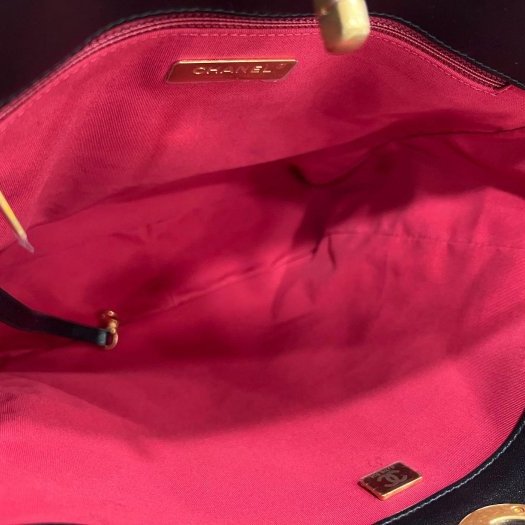 東區正精品㊣CHANEL 19 AS3519 香奈兒黑色大菱格紋小羊皮金銀鍊直式肩背包 RZ6286-3