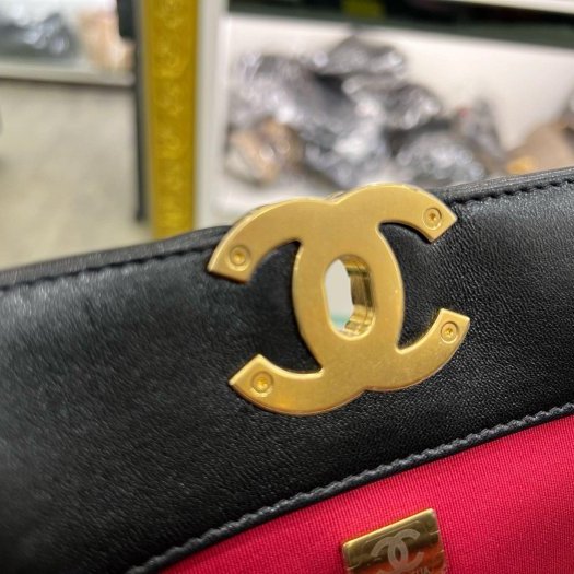東區正精品㊣CHANEL 19 AS3519 香奈兒黑色大菱格紋小羊皮金銀鍊直式肩背包 RZ6286-4