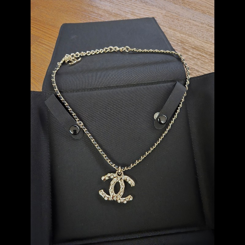 (近新閒置品)Chanel雙C logo皮穿鍊項鍊-1