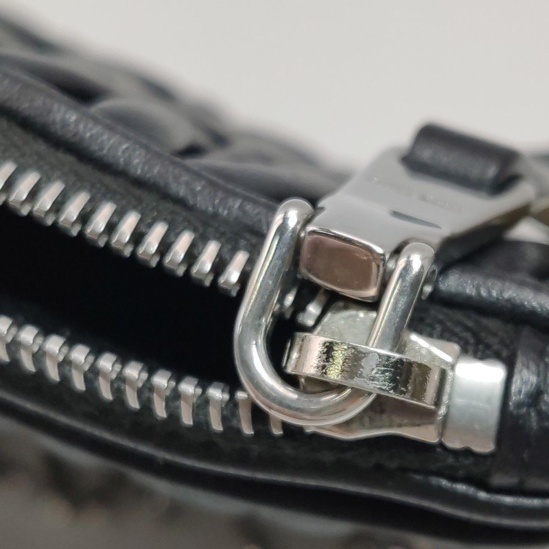 Miu Miu羊皮褶皺流蘇字母logo斜挎包-11