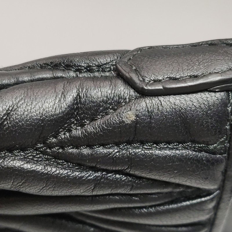 Miu Miu羊皮褶皺流蘇字母logo斜挎包-16