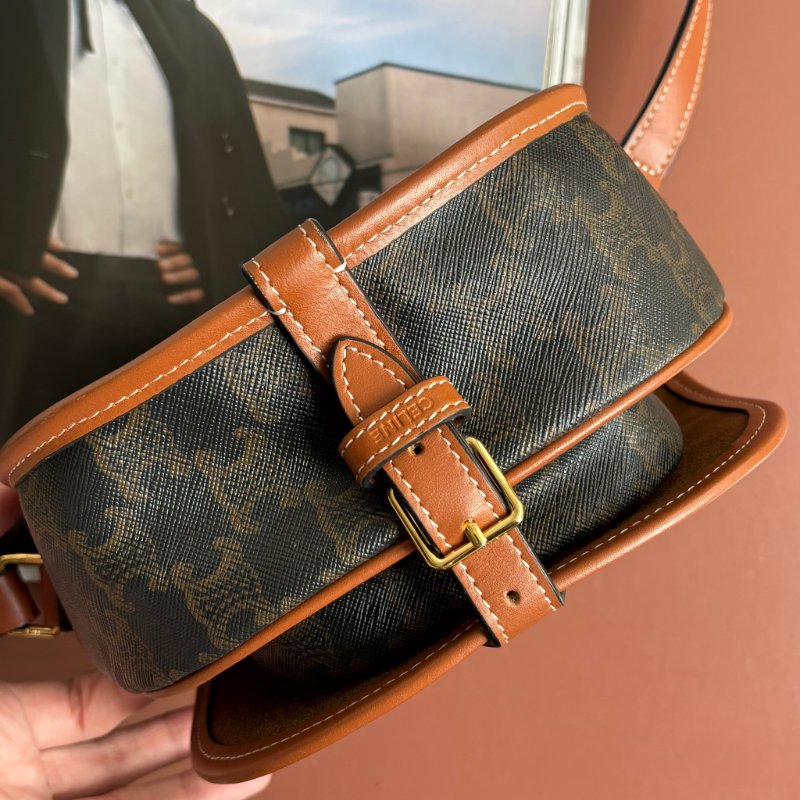 ::Celine:: Medium Folco Bag In Triomphe Canvas 棕褐色凱旋門老花帆布拼咖啡色小牛皮中型半圓肩背包-4