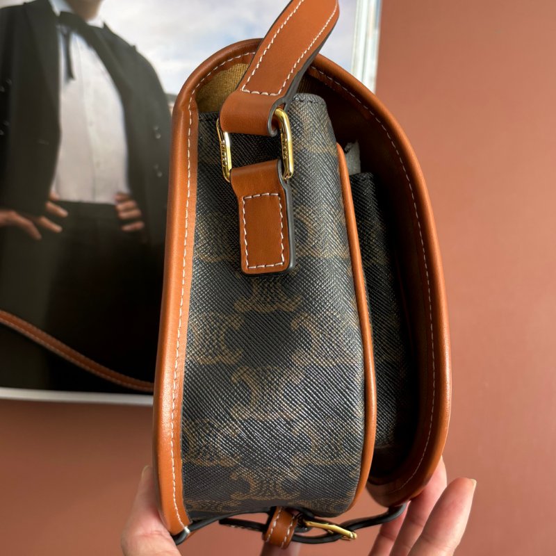 ::Celine:: Medium Folco Bag In Triomphe Canvas 棕褐色凱旋門老花帆布拼咖啡色小牛皮中型半圓肩背包-6