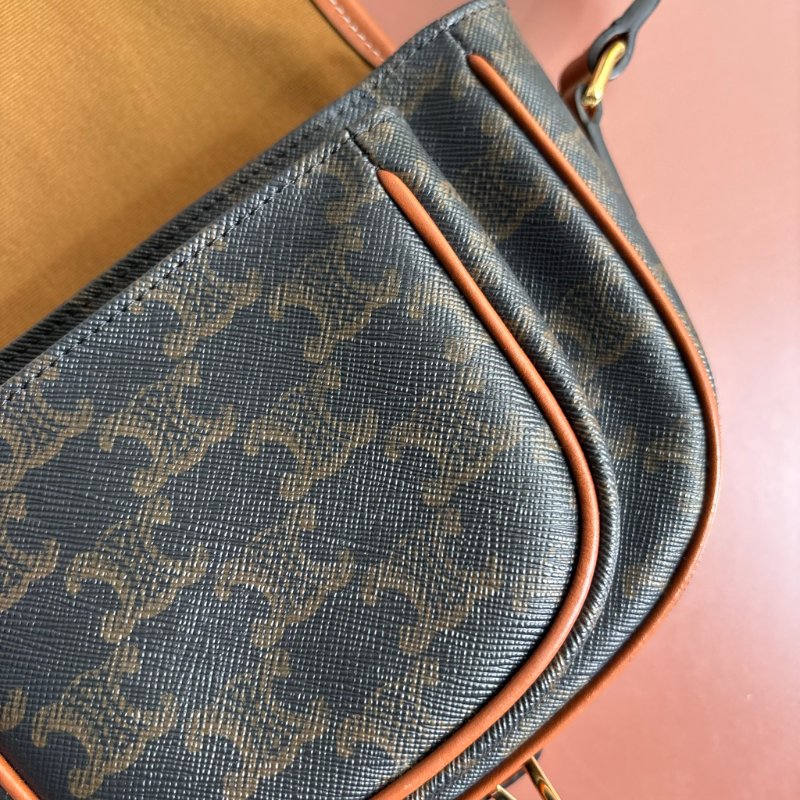 ::Celine:: Medium Folco Bag In Triomphe Canvas 棕褐色凱旋門老花帆布拼咖啡色小牛皮中型半圓肩背包-19