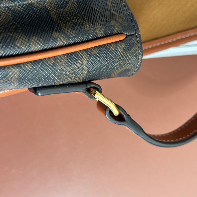 ::Celine:: Medium Folco Bag In Triomphe Canvas 棕褐色凱旋門老花帆布拼咖啡色小牛皮中型半圓肩背包-26