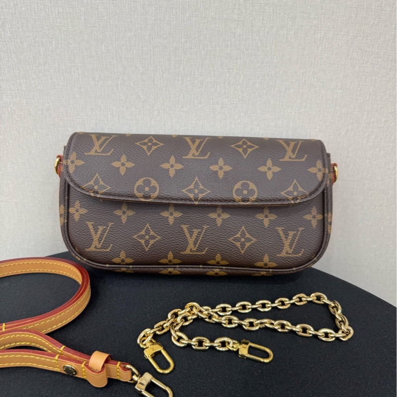 99新LV路易威登/Louis Vuitton ivy 芯片款 專櫃在售斷貨溢價款，兩條肩帶一個鏈條做腋下，一個植鞣革肩帶做斜挎(可調節)尺寸23.5x12x4.5cm-0