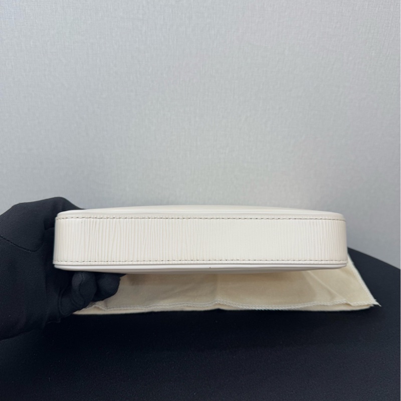 LV路易威登/Louis Vuitton Easy Pouch On Strap系列 石英色水波紋Epi皮 銀鏈 斜挎手提包單肩包  尺寸19 * 11.5 * 3cm-3