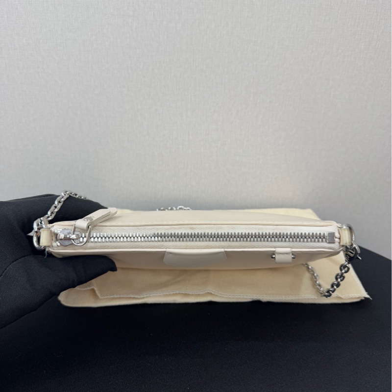 LV路易威登/Louis Vuitton Easy Pouch On Strap系列 石英色水波紋Epi皮 銀鏈 斜挎手提包單肩包  尺寸19 * 11.5 * 3cm-5