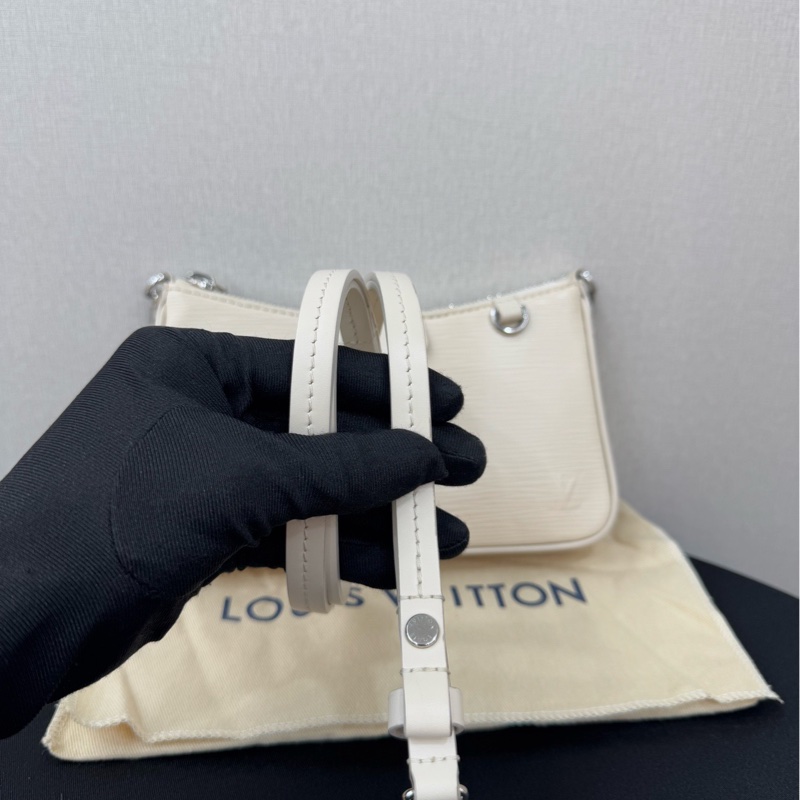 LV路易威登/Louis Vuitton Easy Pouch On Strap系列 石英色水波紋Epi皮 銀鏈 斜挎手提包單肩包  尺寸19 * 11.5 * 3cm-6