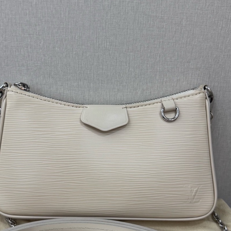 LV路易威登/Louis Vuitton Easy Pouch On Strap系列 石英色水波紋Epi皮 銀鏈 斜挎手提包單肩包  尺寸19 * 11.5 * 3cm-8